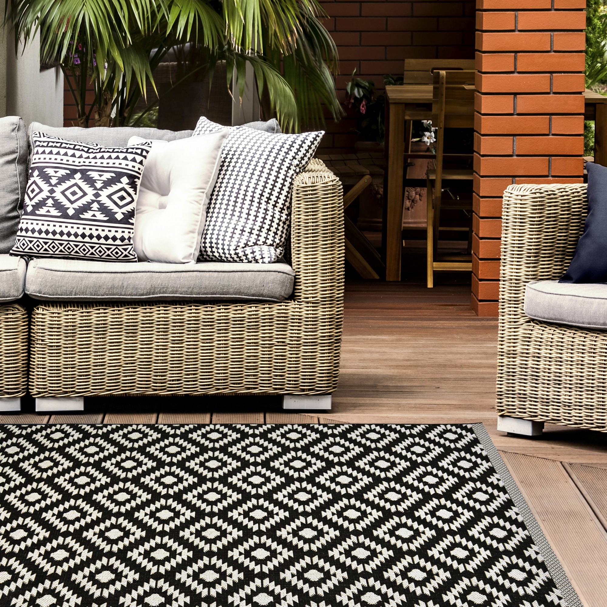 County Geneva Geometric Indoor Outdoor Rugs In Black